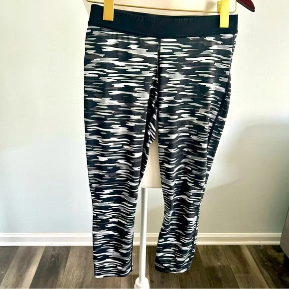 Nike Dri-Fit Ladies’ Activewear Capri Leggings - Size S - Picture 1 of 9